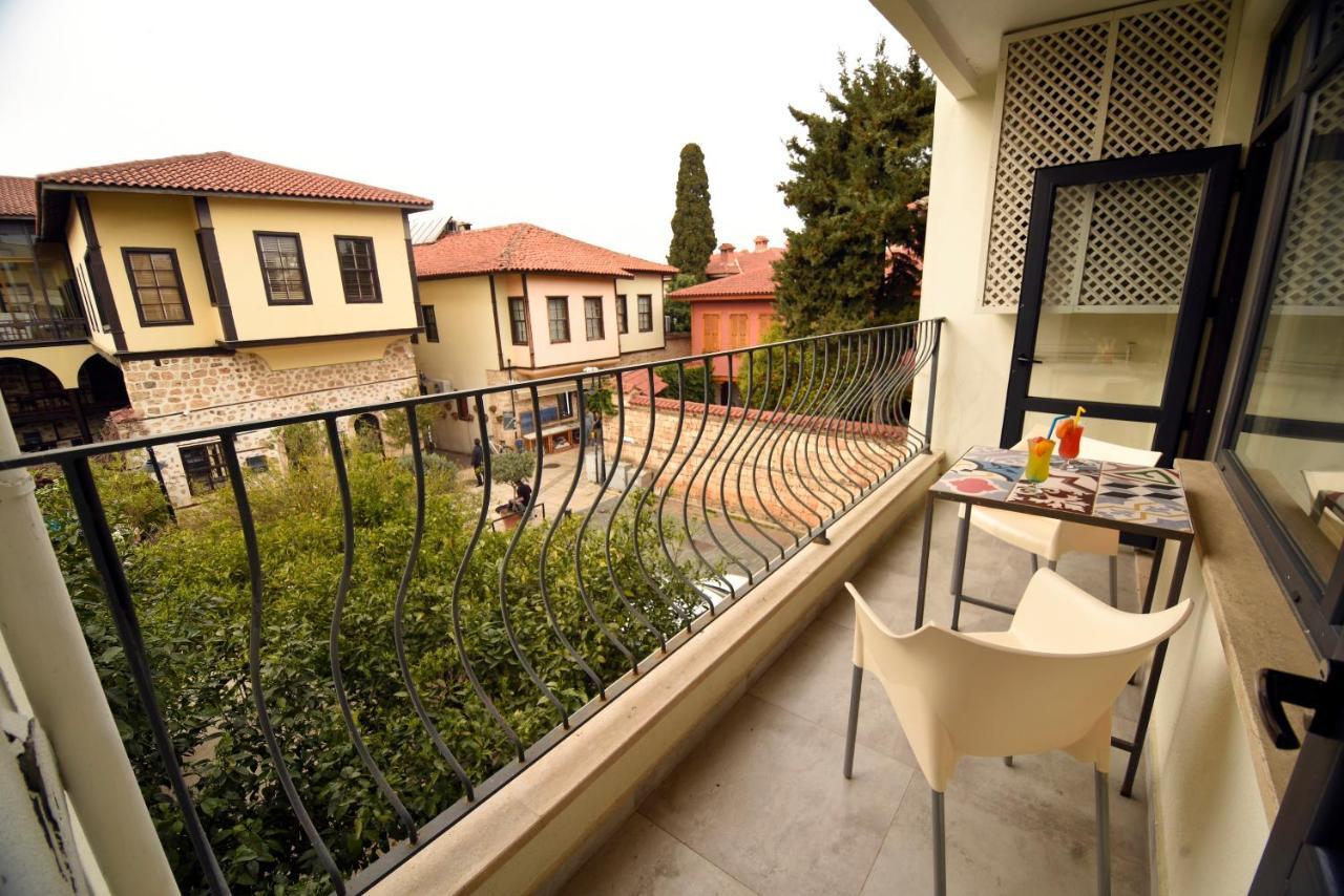Remarkable Flat With Balcony Near Hadrian's Gate Pansiyon Antalya