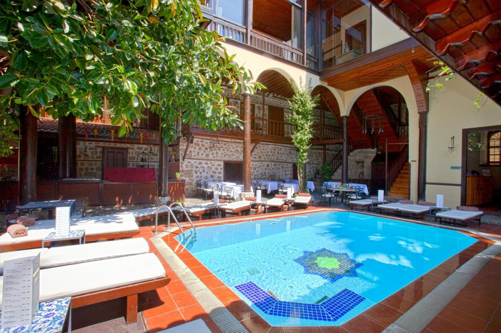 Pansiyon Remarkable Flat With Balcony Near Hadrian's Gate *