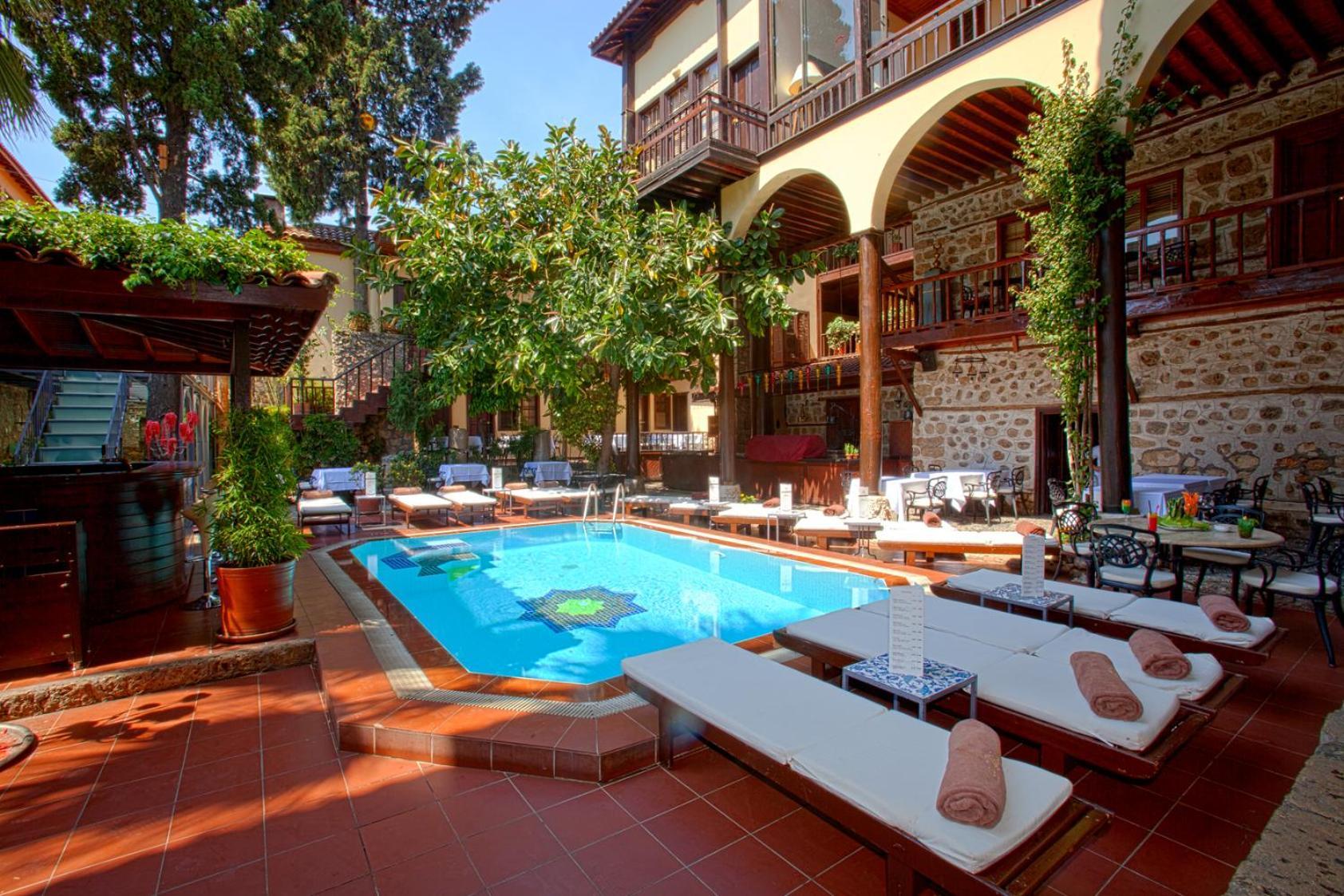 Pansiyon Remarkable Flat With Balcony Near Hadrian's Gate Antalya