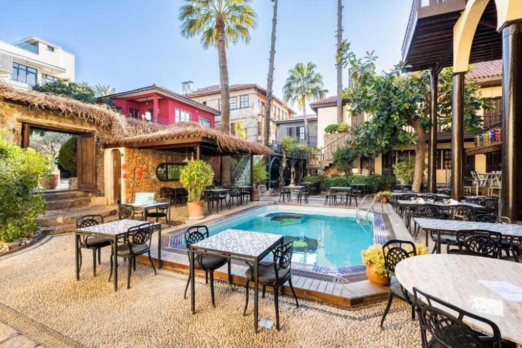 Remarkable Flat With Balcony Near Hadrian's Gate Pansiyon