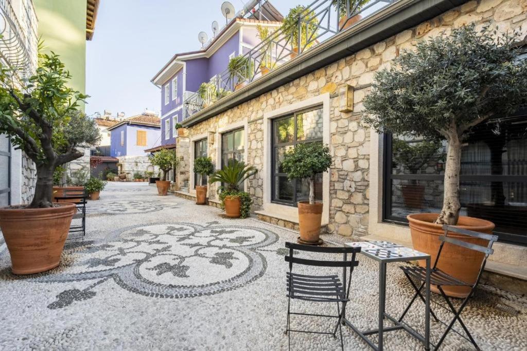 Pansiyon Remarkable Flat With Balcony Near Hadrian's Gate